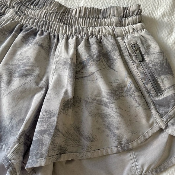 Lululemon Tracker Short V (4") SZ 4 - Picture 5 of 6